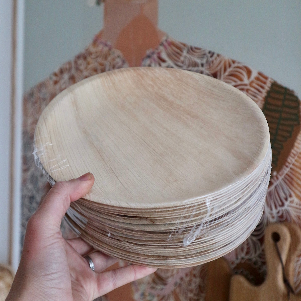 PALM LEAF PLATTERS SERVING GUESTS